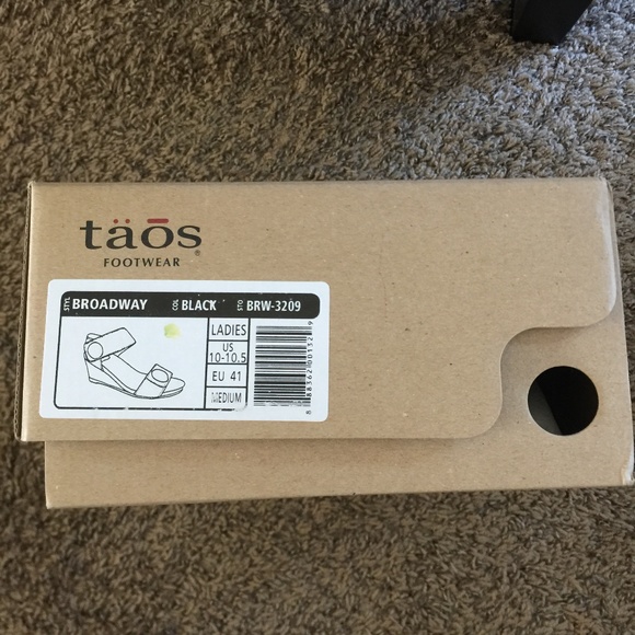 TÄŌS wedge sandals. - Picture 2 of 5